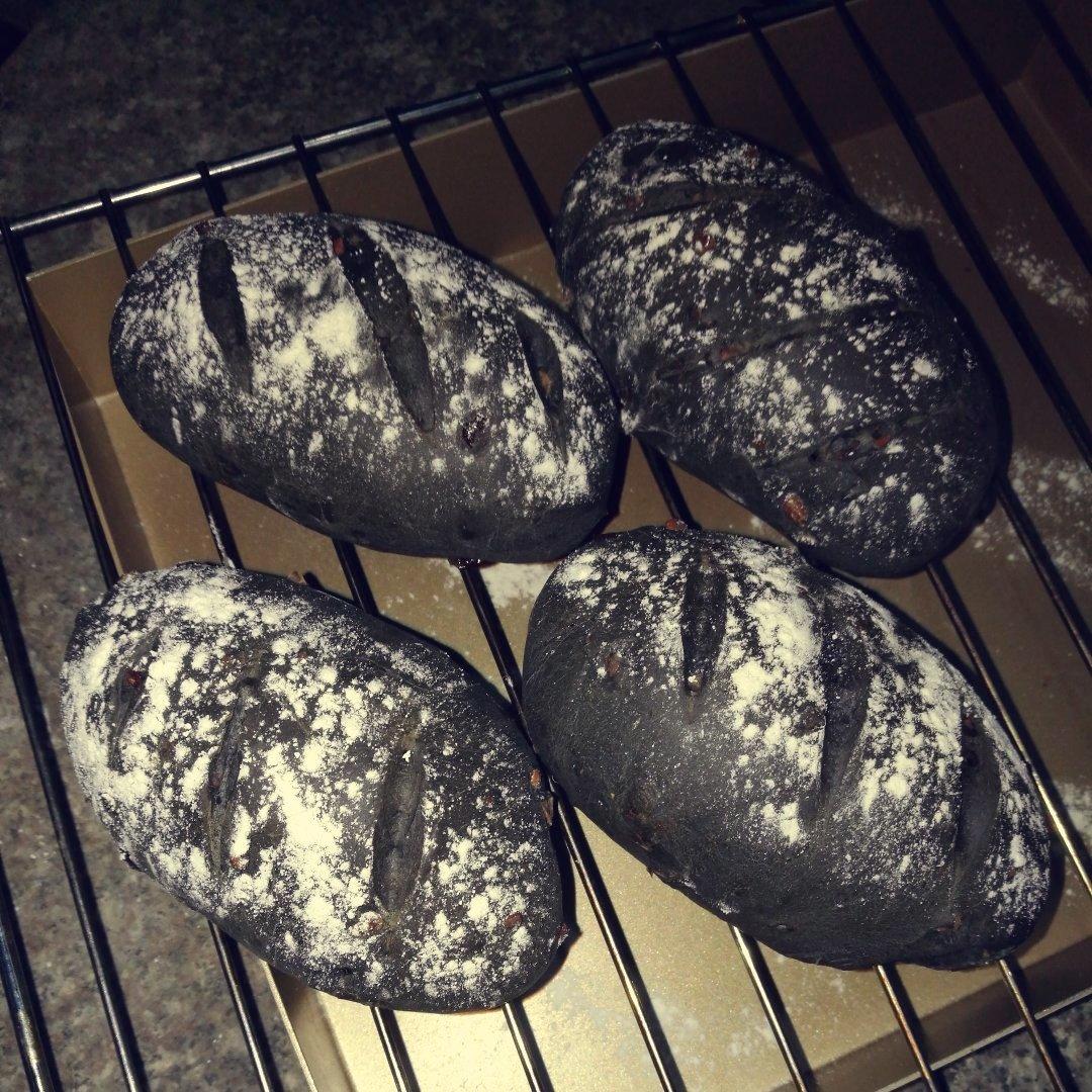 黑炭干果红豆软欧包