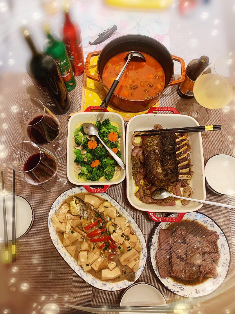 中西合璧的年夜饭,儿子做了西式烤羊架(很讲究地制作了复杂的青酱)和