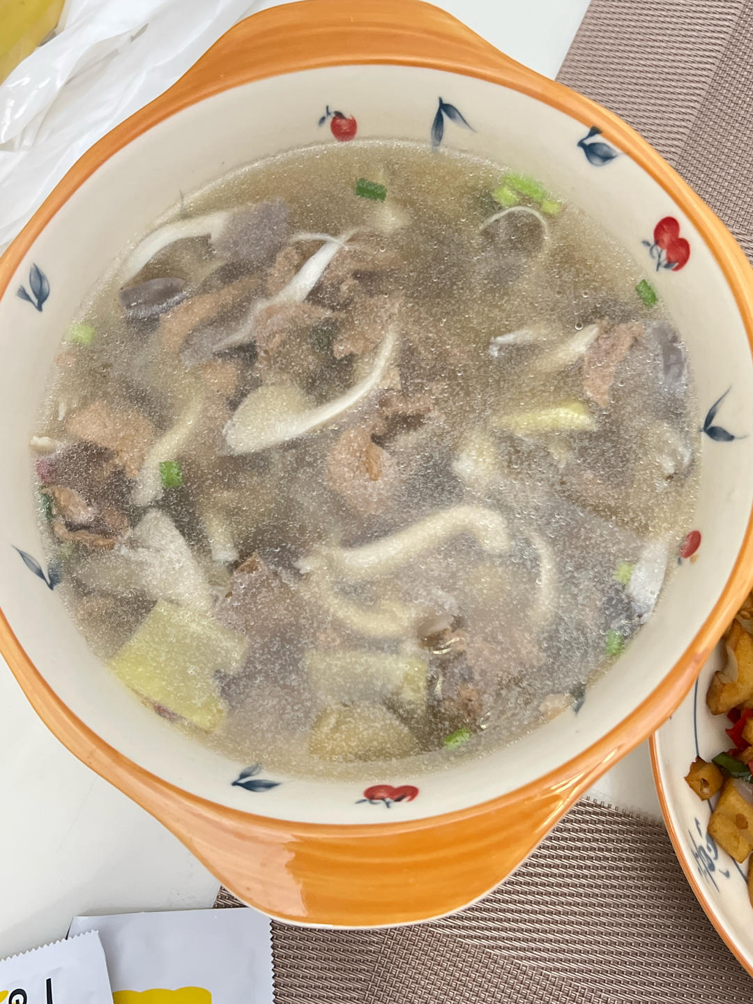 10分钟鲜掉眉毛的平菇肉片汤