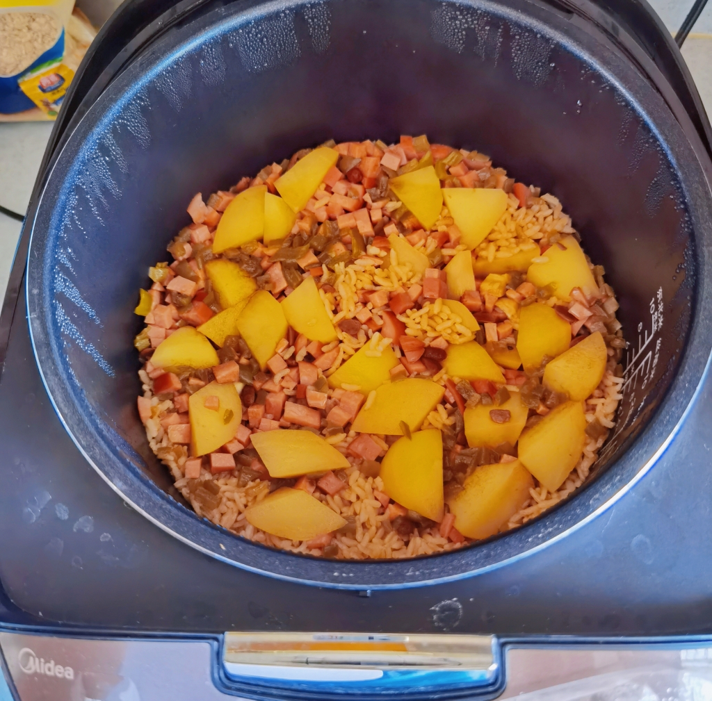 记录老妈做的土豆火腿焖饭的做法 步骤4