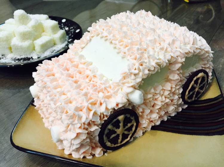 小汽车造型奶油蛋糕