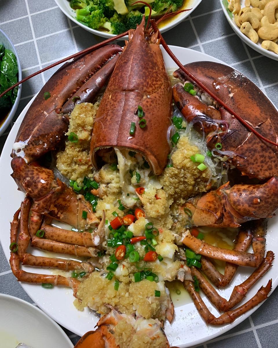 奔跑中的12爷做的蒜蓉蒸波士顿龙虾