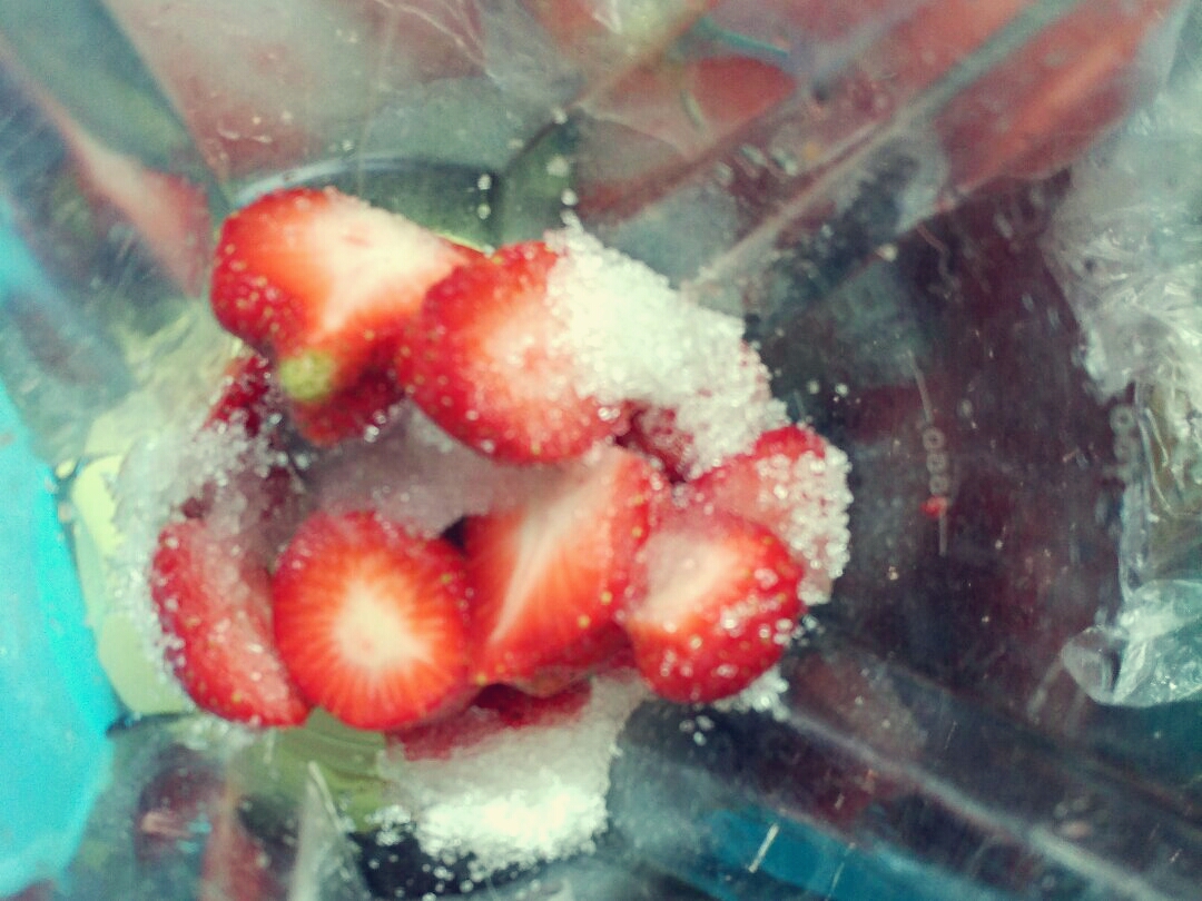 草莓气泡水的做法 步骤4