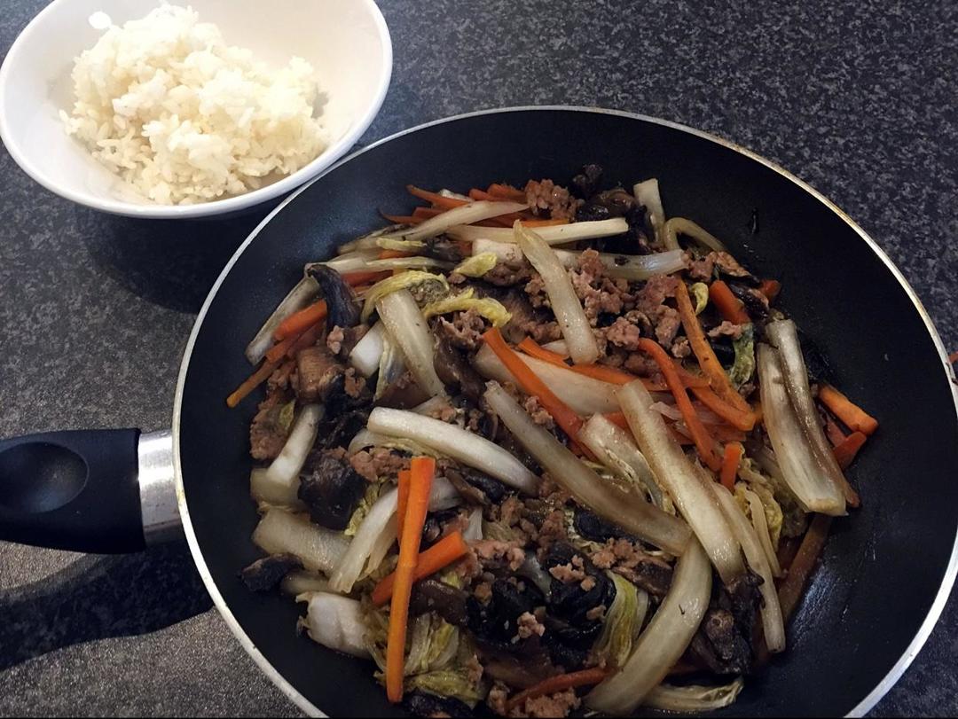三丝（蘑菇，胡萝卜，肉丝）炒大白菜（简易版）