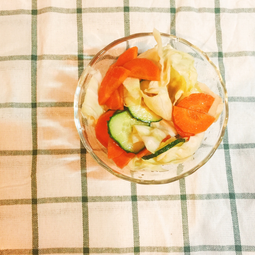 《昨日的美食》之高丽菜、小黄瓜和红萝卜的浅渍腌菜
