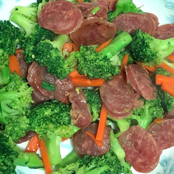 西兰花炒腊肠，赞！