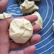 芝麻南瓜糯米饼的做法 步骤7