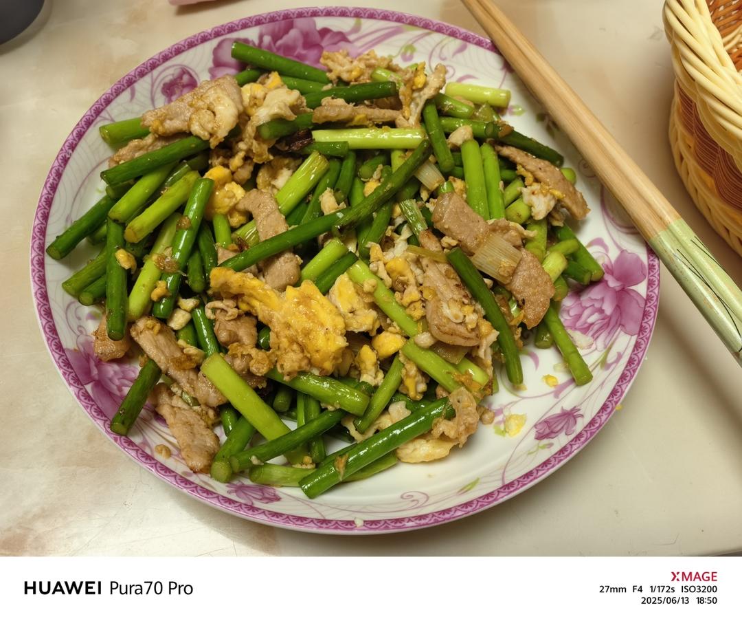 蒜苔鸡蛋炒肉