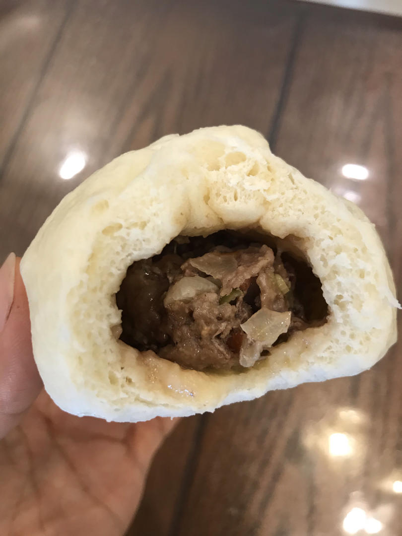 鲜美多汁的洋葱牛肉包子