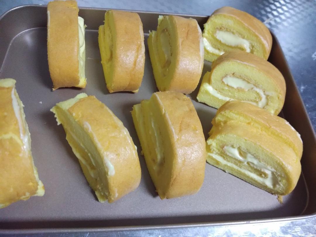 新手做不开裂蛋糕卷，内配卡仕达酱，味道棒棒的