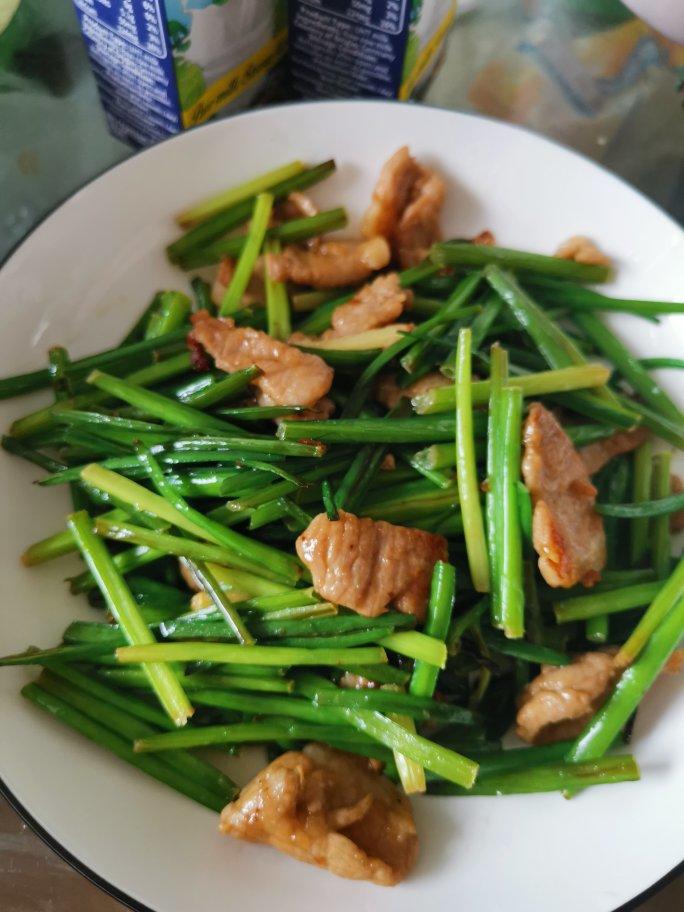 应季蔬菜，韭菜苔炒肉丝，这样做太费米饭了