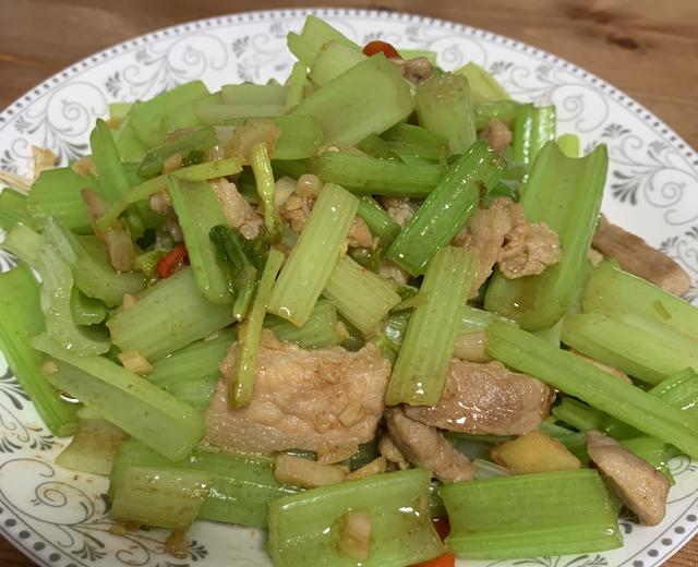 猪肉炒芹菜（小时候的家常菜）的做法