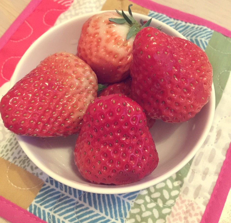 今冬第一颗草莓