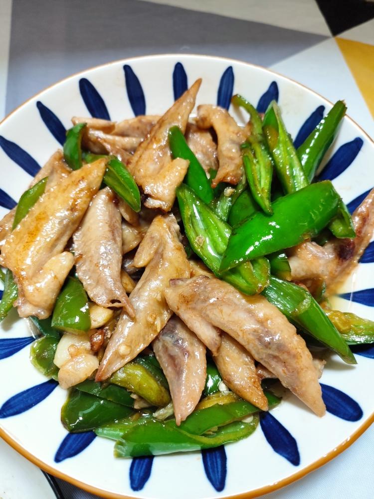 鸡尖炒辣椒的做法