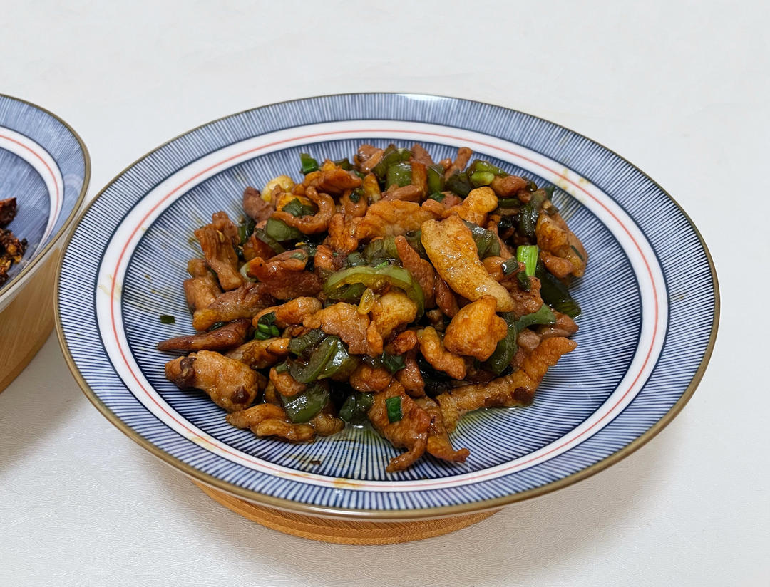 经典的家常菜，青椒炒肉丝，简单的食材也能做出如此美味