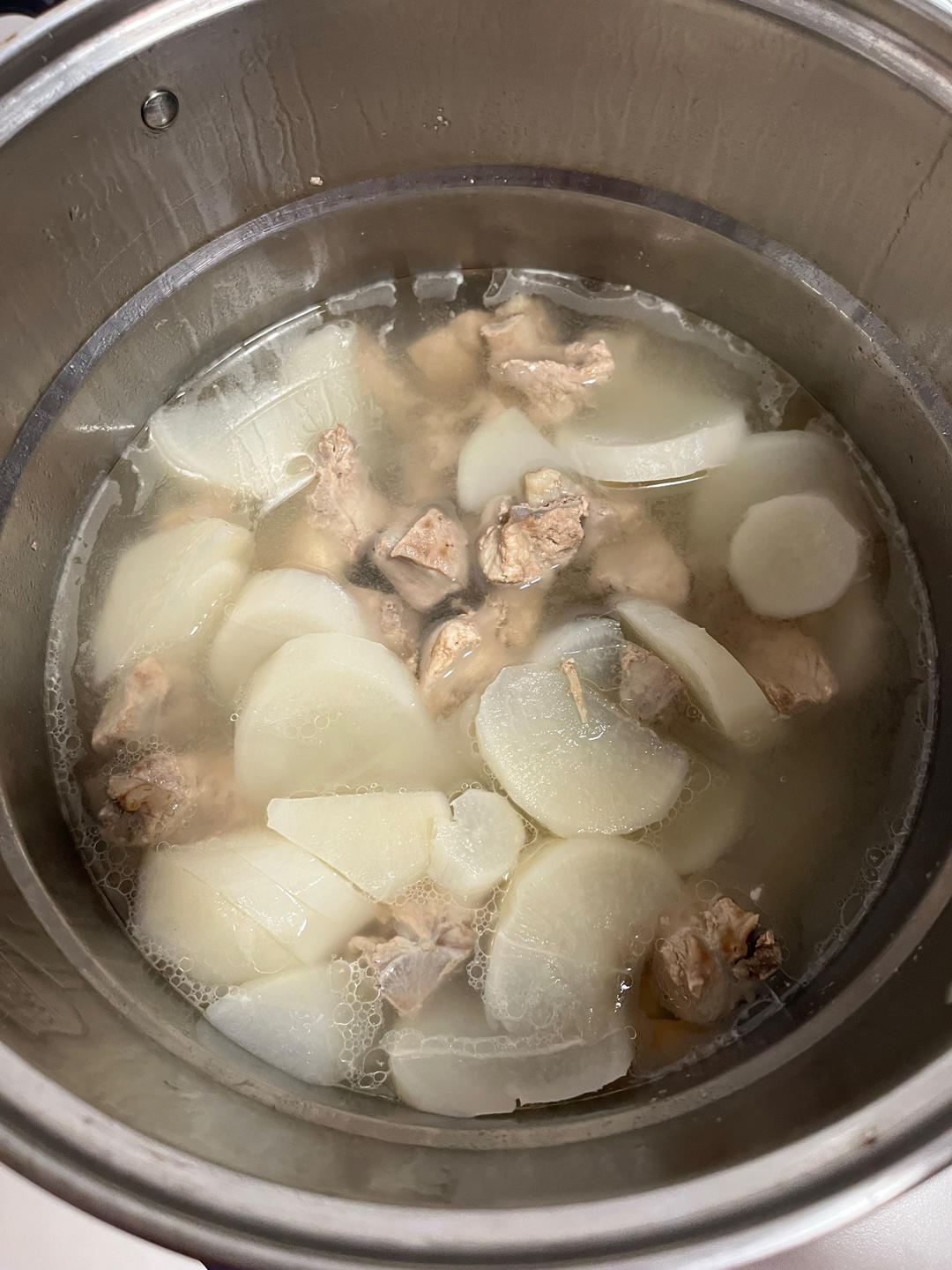 白萝卜排骨汤～～～食材简单但清甜好喝