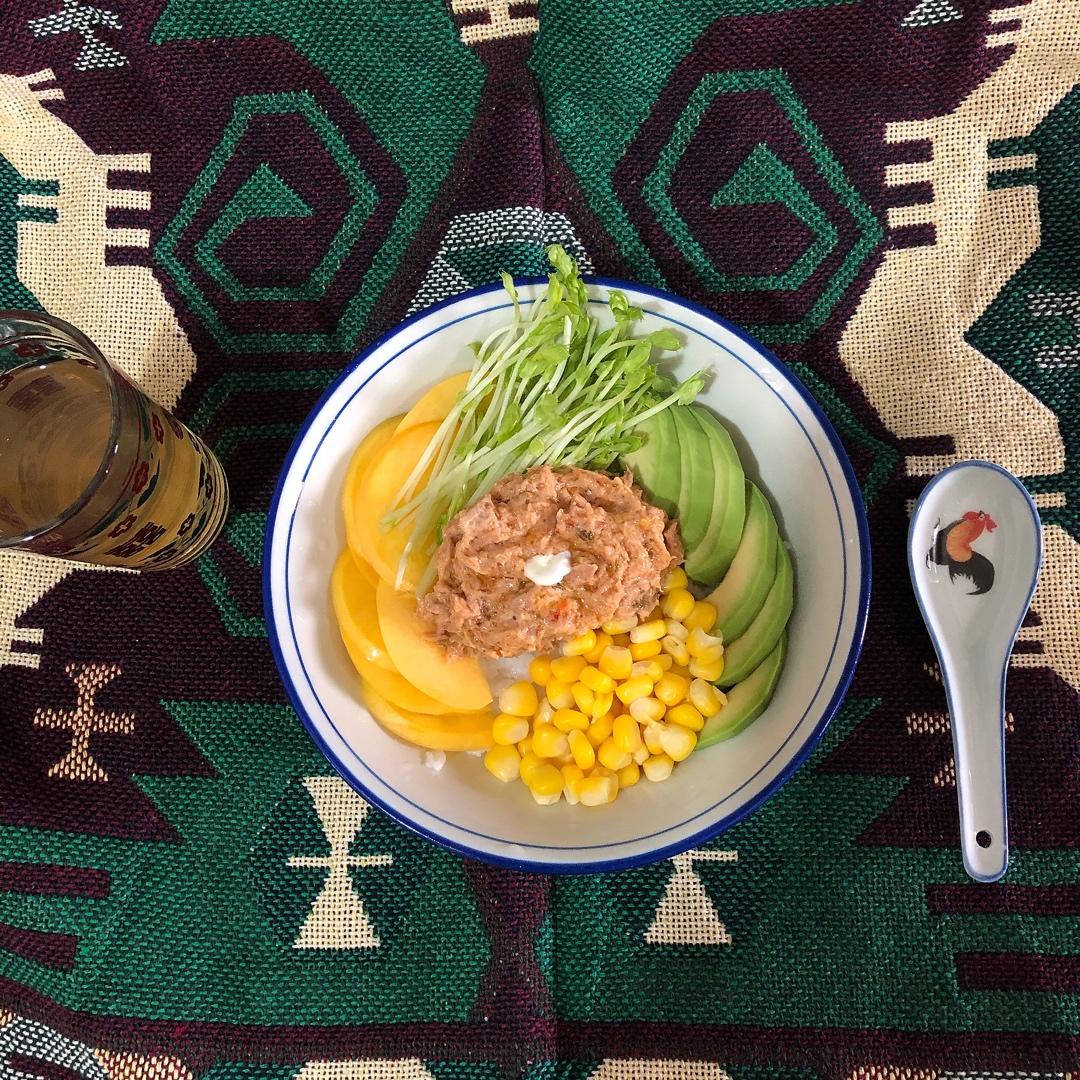 金枪鱼牛油果拌饭