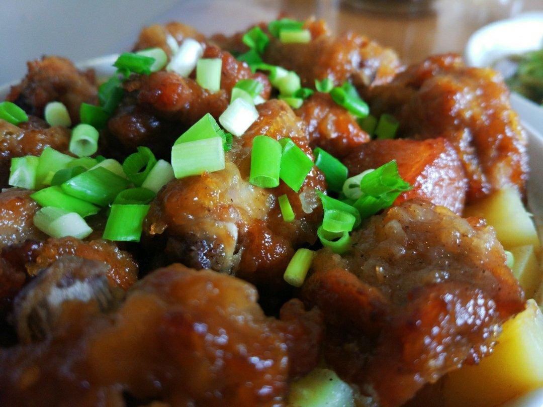 香酥排骨蒸土豆