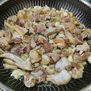 蒜子青椒干煸鸡的做法 步骤5