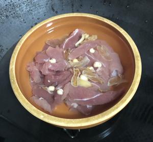 川贝百合瘦肉汤的做法 步骤3