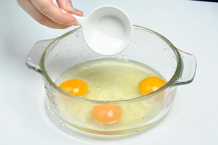 银鱼煎蛋的做法 步骤3