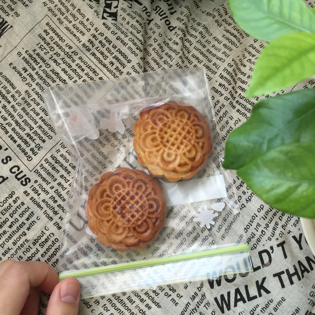 广式月饼—蛋黄莲蓉月饼