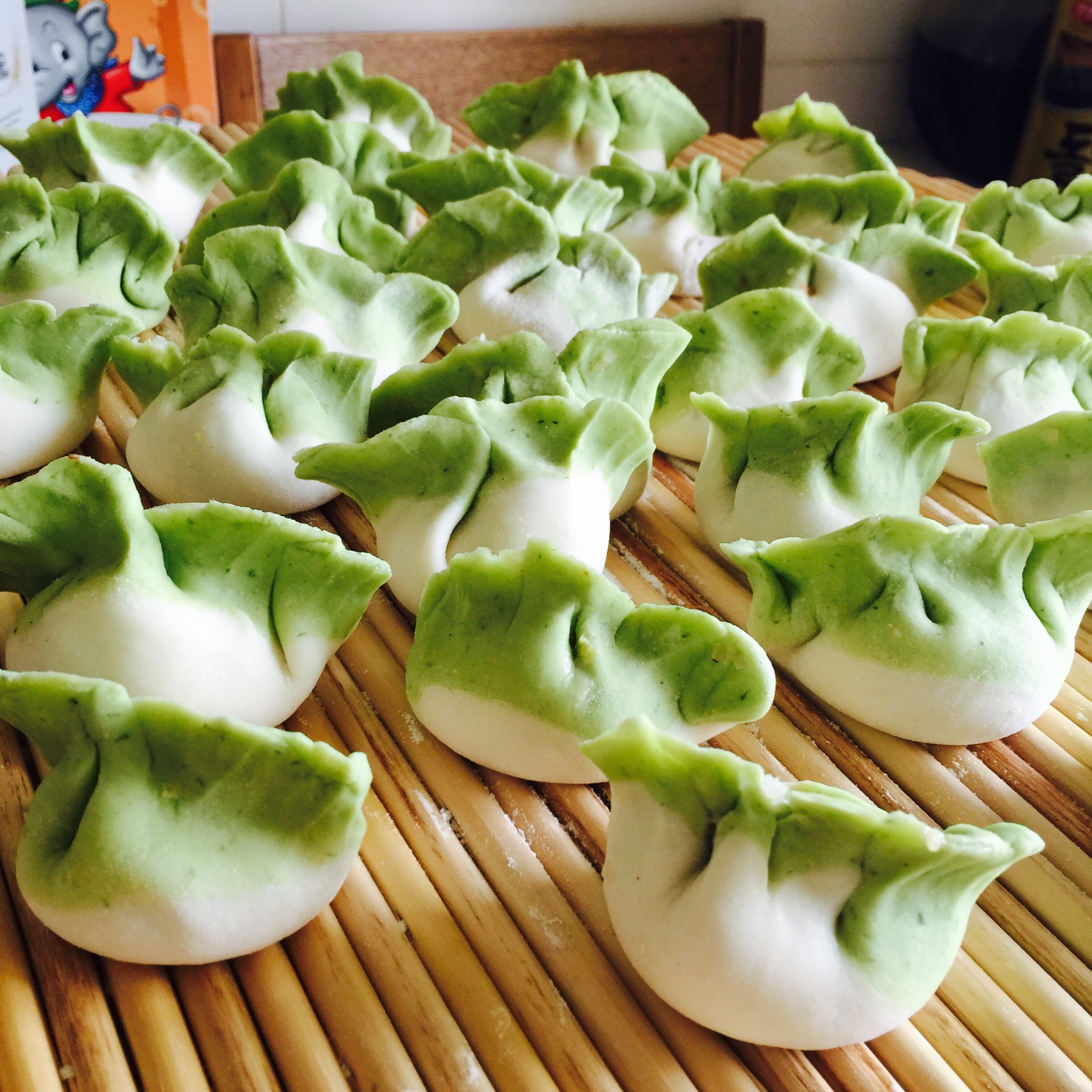 翡翠白玉白菜饺子详细版（附翡翠白玉白菜饺子包法，翡翠白玉饺子皮两种制法，面包机和面，翡翠白玉烧卖，各种馅料搭配）