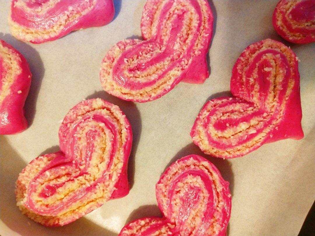 心形火龙果椰蓉面包