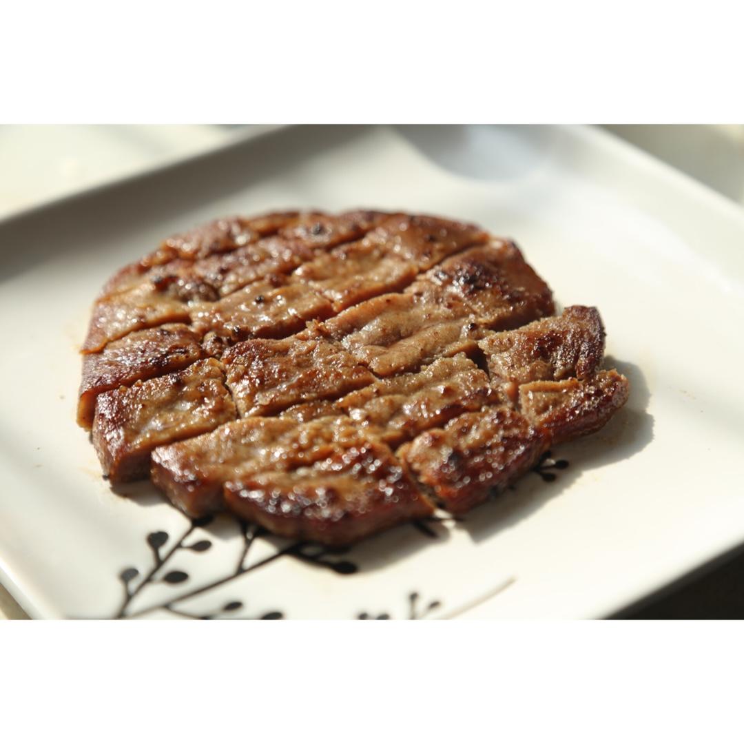 四分钟煎好一块鲜嫩多汁的牛排