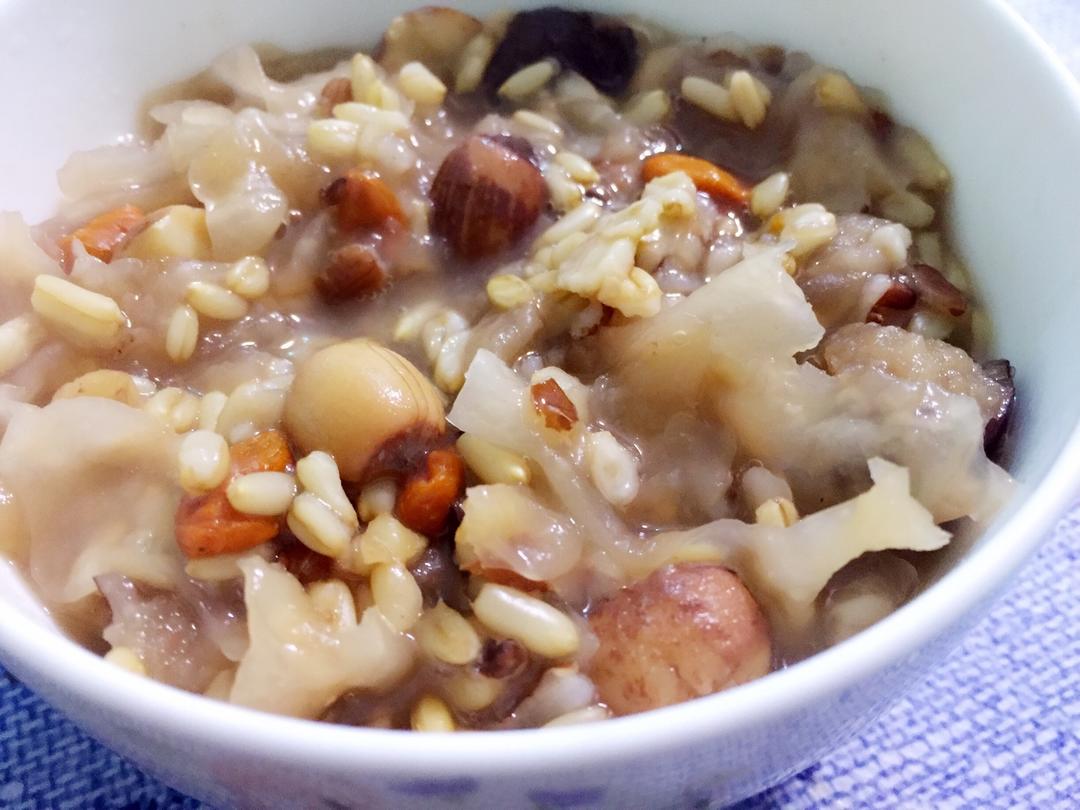 低脂养颜燕麦银耳粥的做法