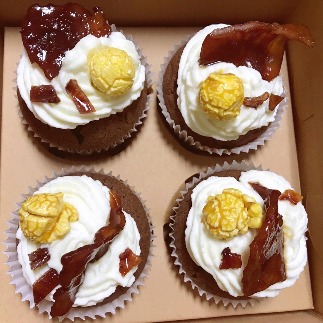 Beer-batter maple bacon spring break cupcake混酒枫糖培根春假纸杯蛋糕