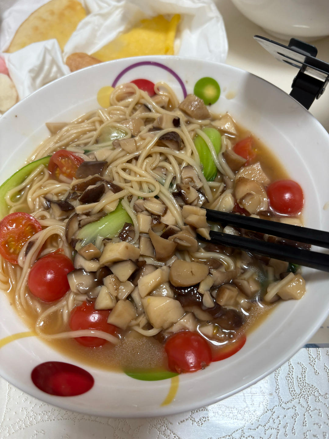 菌汤面条 看得见的香菇 尝得到的鲜美 这才是真正的菌汤