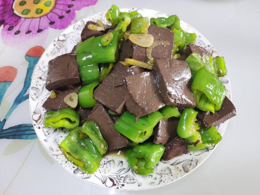 〈辣椒炒羊血〉，好鲜嫩。欣小厨 😉