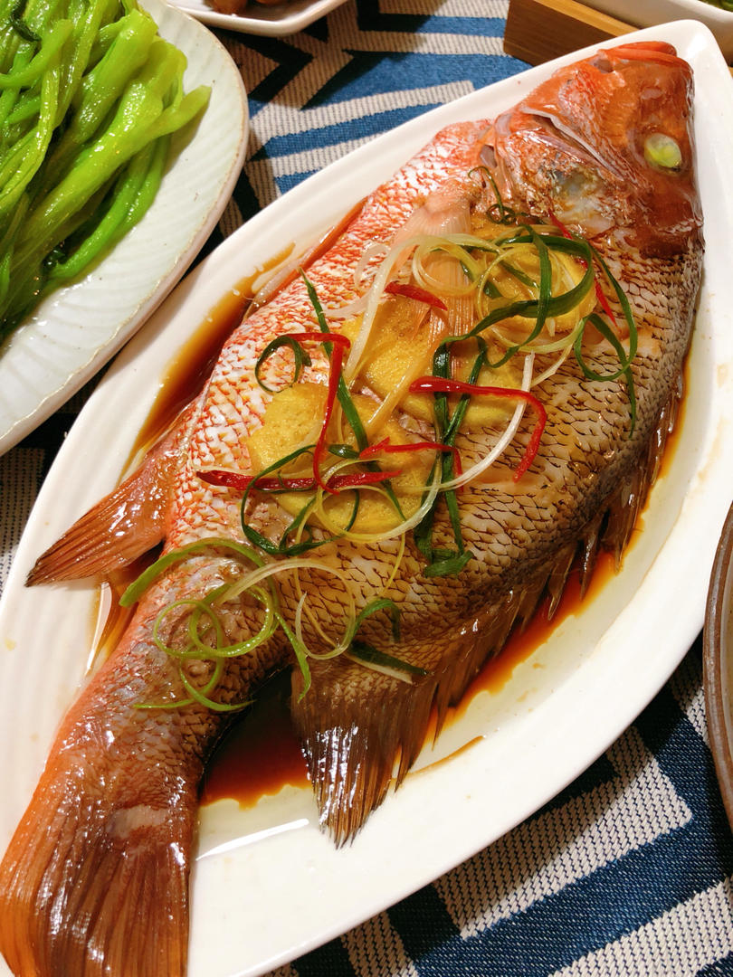 夜饭#年夜饭#今年的年夜饭清蒸红杉鱼,油焖基围虾,鸡皮蛋青瓜羊肉拼盘