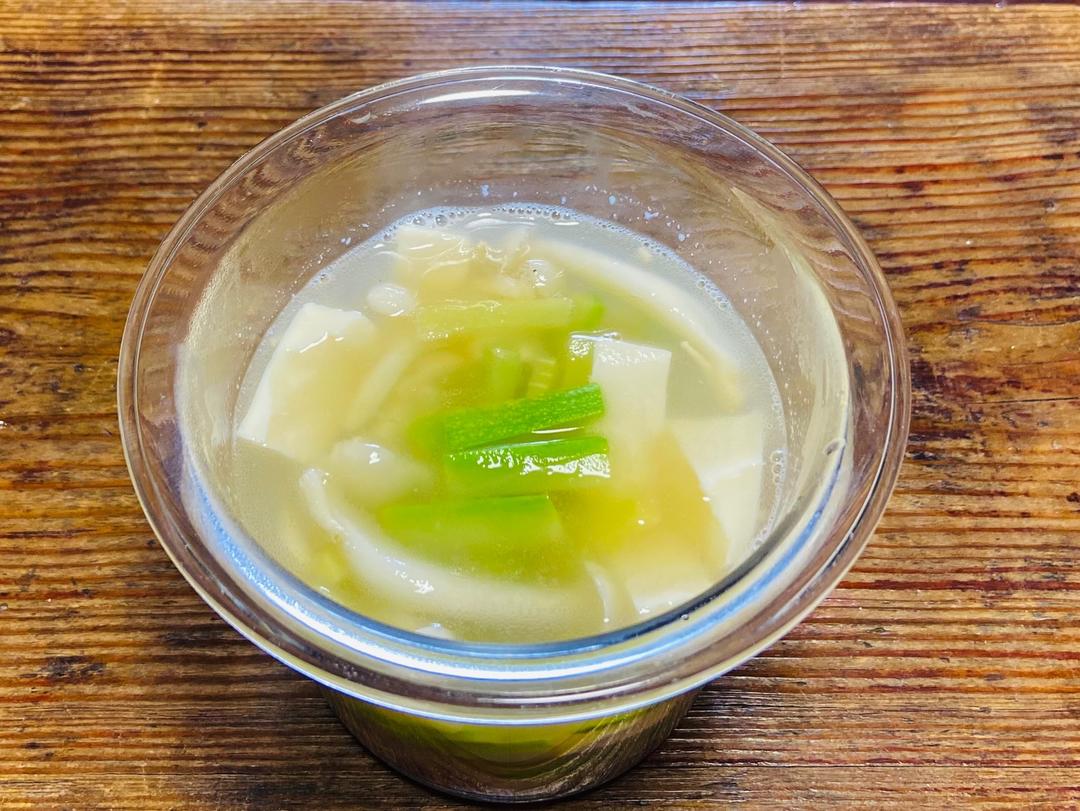 白玉菇西葫芦豆腐汤的做法