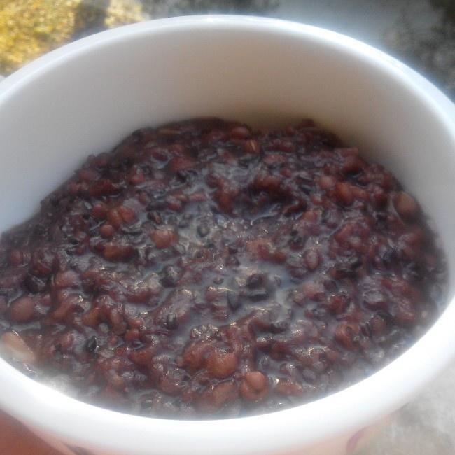 黑米薏仁百合莲子粥的做法
