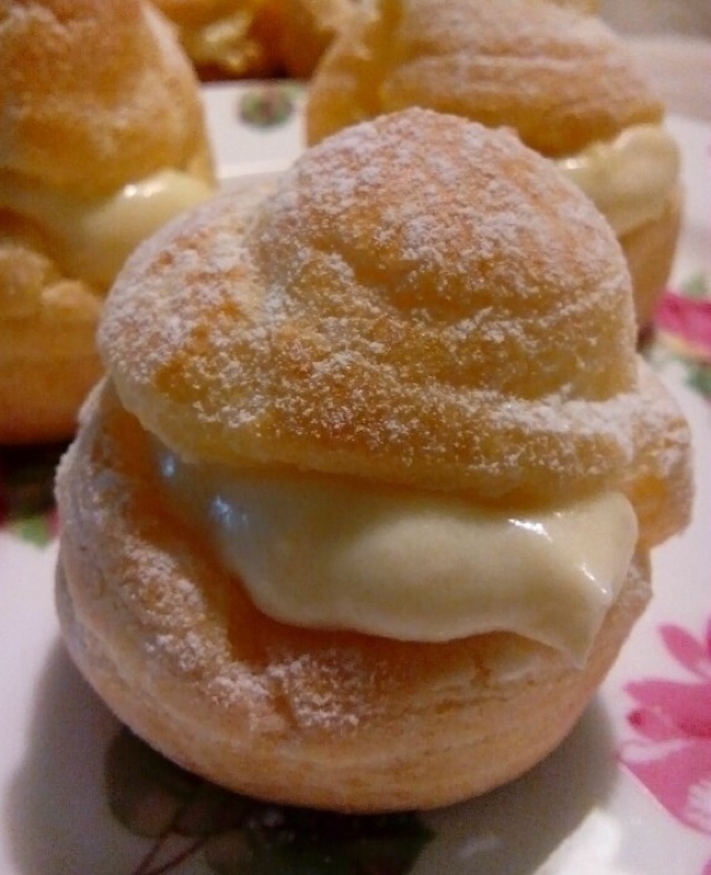 沉香倦意做的草莓甜泡芙