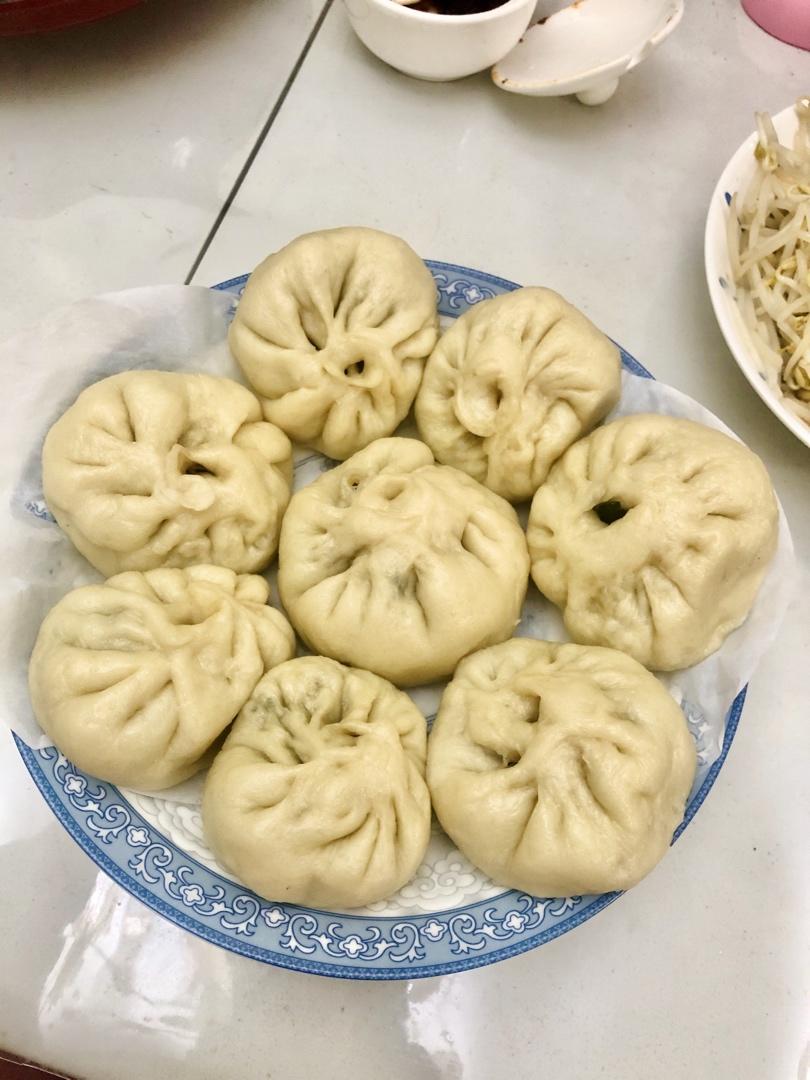 松软的素馅包子