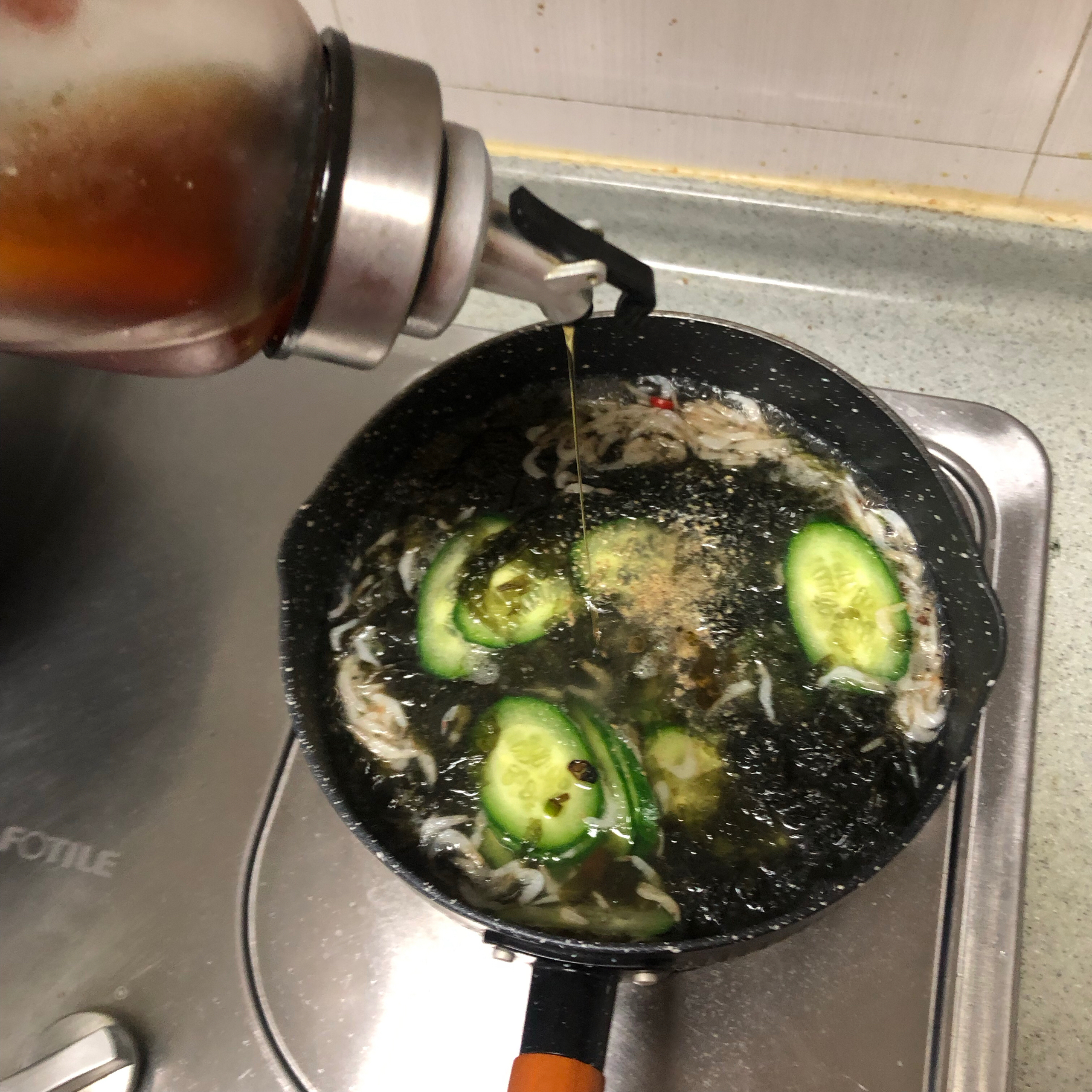 超级简单的减脂汤
虾皮紫菜黄瓜汤的做法 步骤9