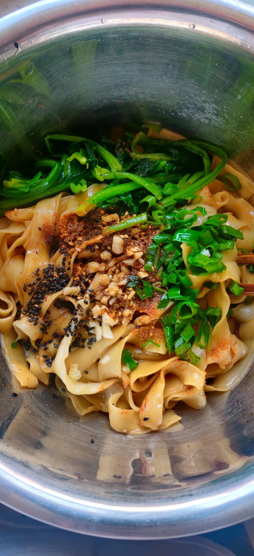 十分钟就能吃上的超简单油泼面