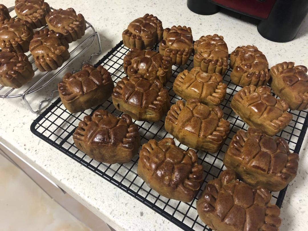 螃蟹月饼，广式蛋黄莲蓉螃蟹月饼，中秋月饼