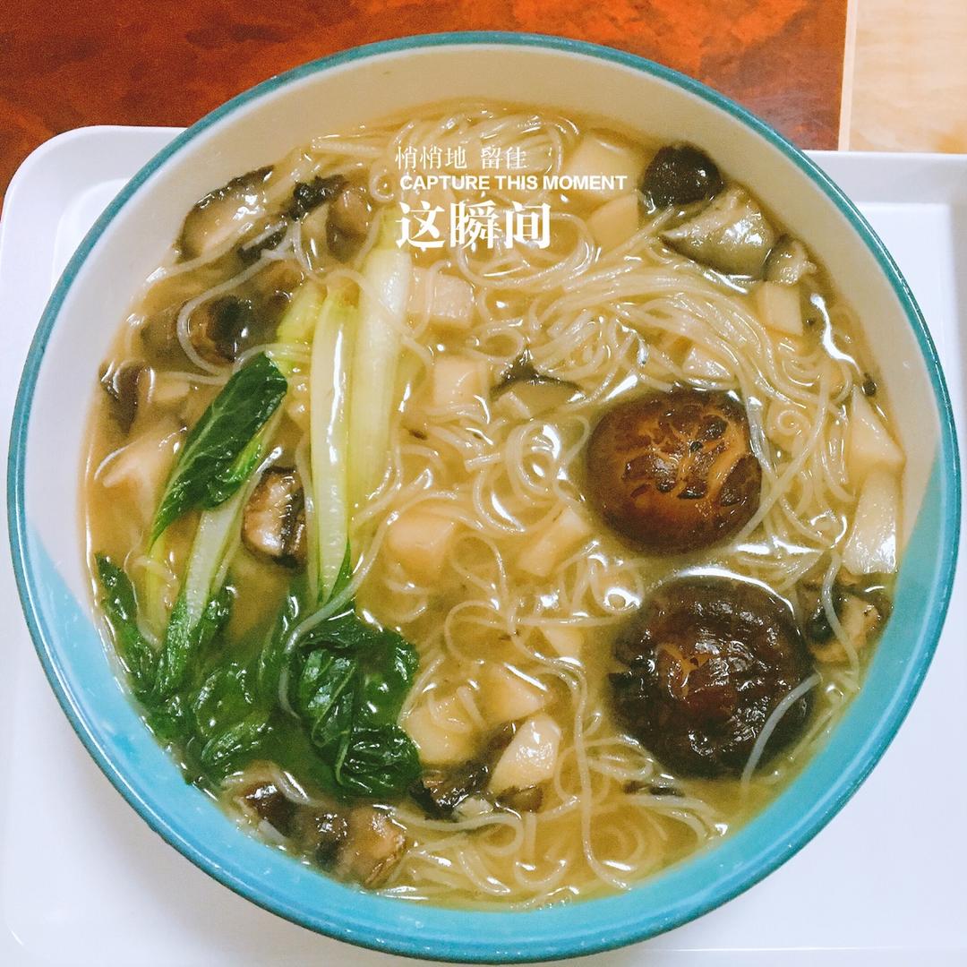 菌汤面条 看得见的香菇 尝得到的鲜美 这才是真正的菌汤