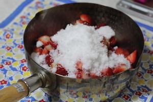 董太的私房菜--草莓桑葚果酱的做法 步骤1