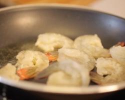 “爸气十足”私房菜：蒜香柠檬虾－视频【没牌子】的做法 步骤8