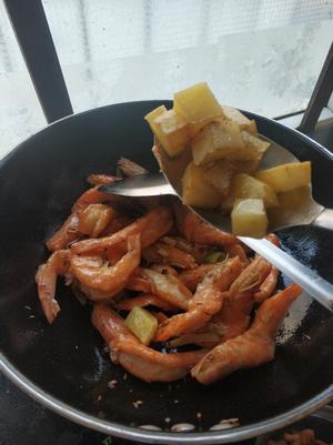 家常菜-干锅土豆虾的做法 步骤7