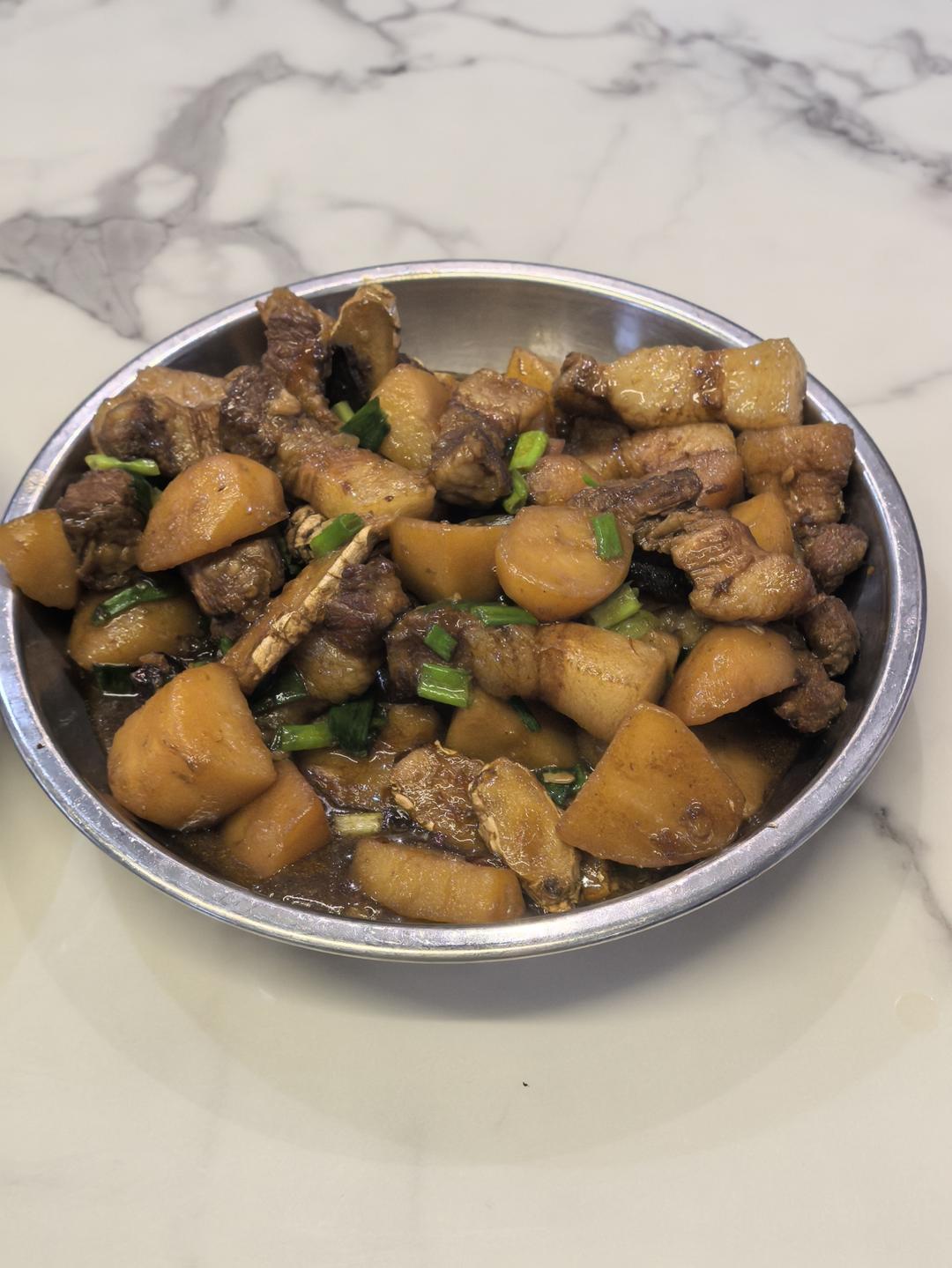 不用放油，简单下饭的：红烧土豆块五花肉