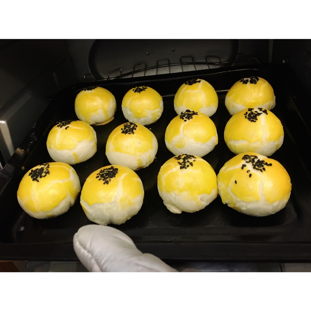 蛋黄酥 Danhuangsu