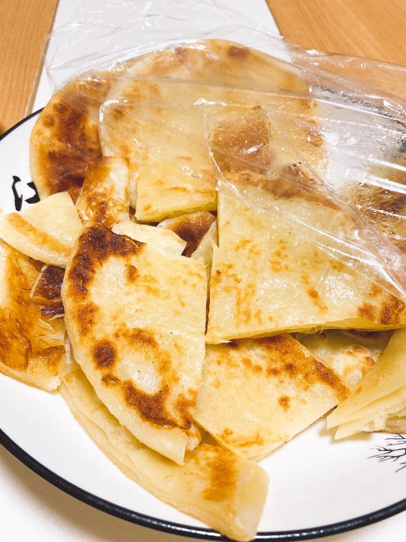 烙饼不硬的小窍门 掌握了你也能看出柔软多层凉了不硬的小油饼
