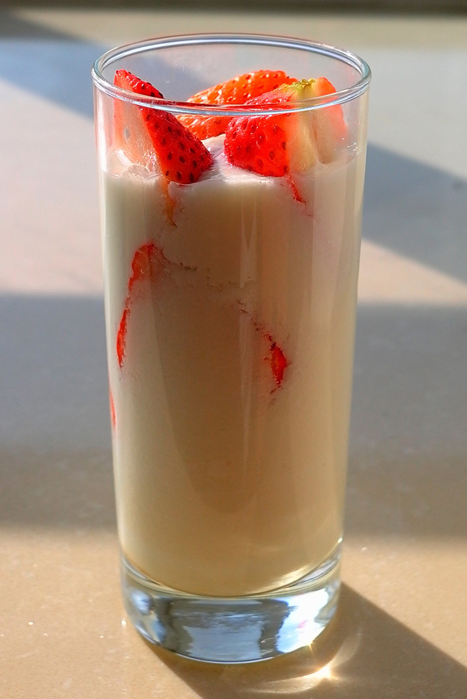 进行式ing做的大果粒草莓酸奶