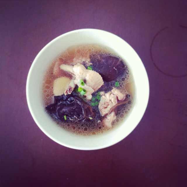 香菇炖鸡汤